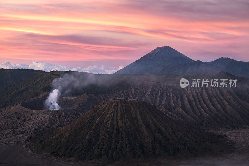 Bromo Tengger Semeru国家公园上午的景色